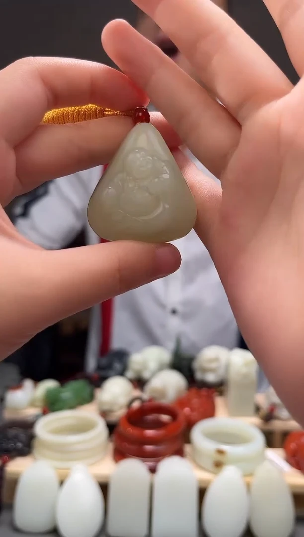 颈饰未镶嵌和田玉吊坠