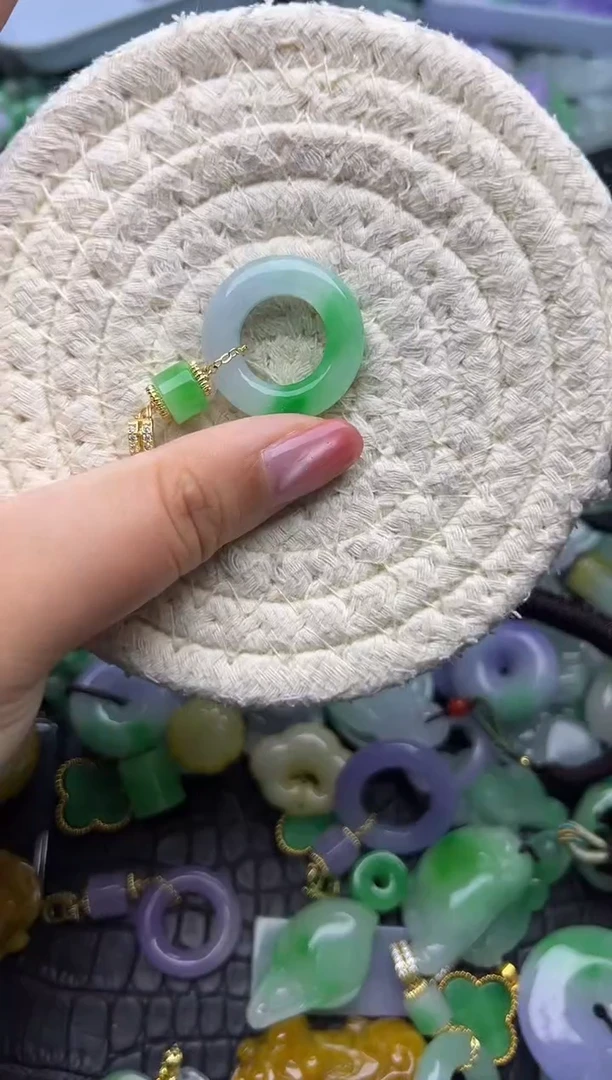 颈饰未镶嵌翡翠天然缅甸翡翠吊坠