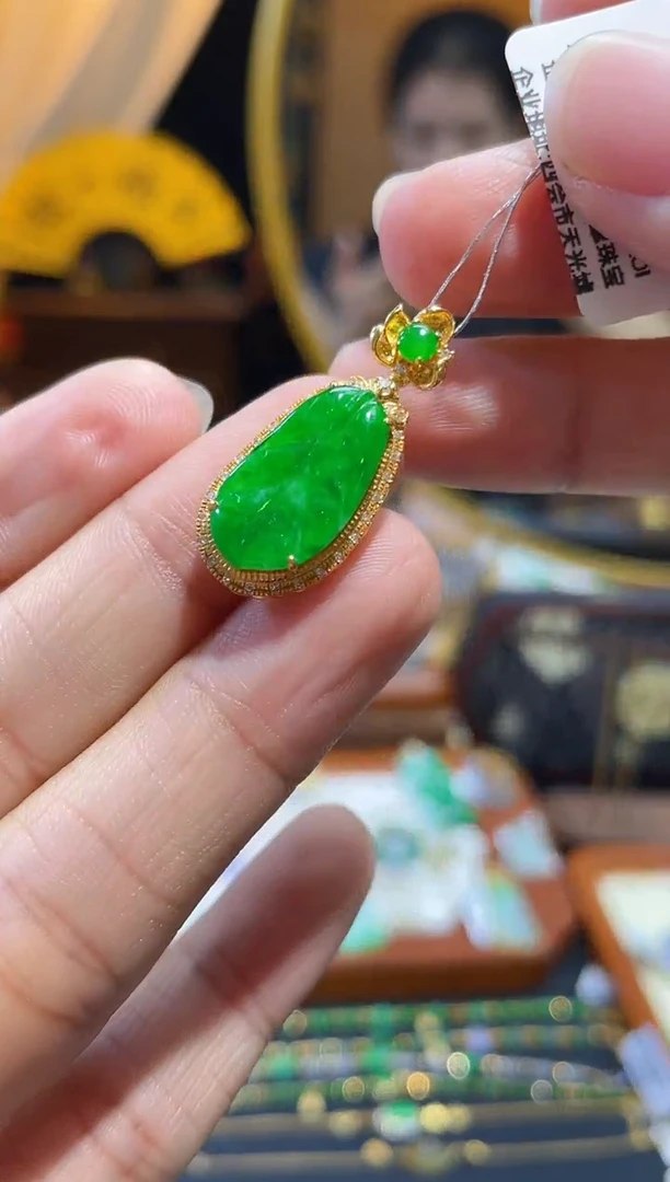 颈饰18K金镶嵌翡翠叶子