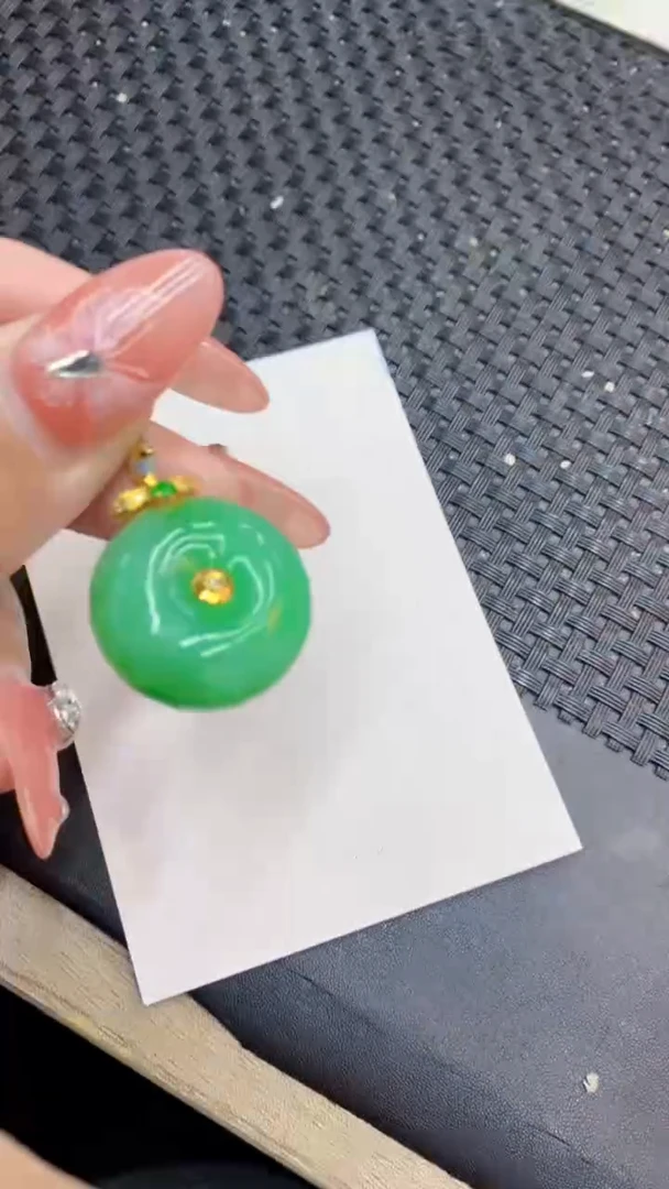 颈饰18K金镶嵌翡翠1