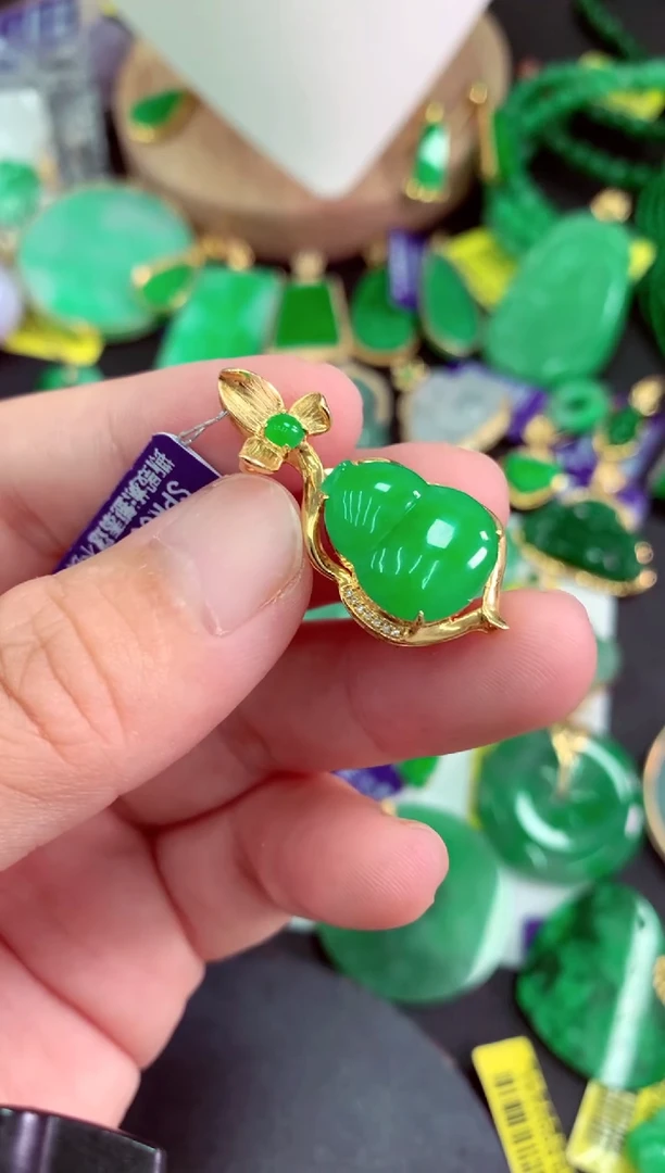 翡翠18K金镶嵌颈饰挂件