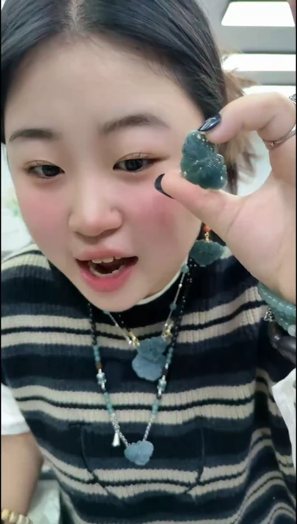 【闪购商品】翡翠颈饰未镶嵌2309蓝水雕刻蝴蝶