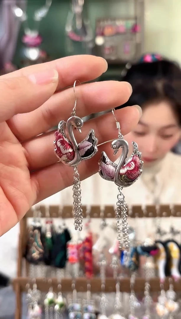 彩云南阁非遗老绣饰品300*