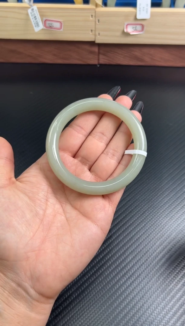 未镶嵌手镯和田玉且末近矿微色差57+m