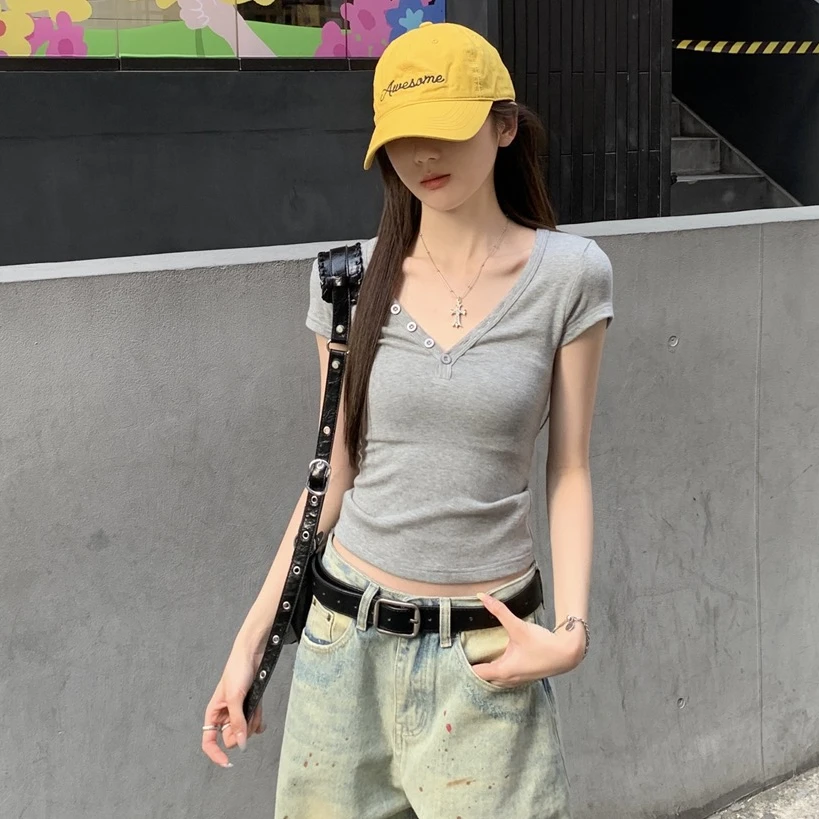 2025夏季新款V领排扣设计小众设计感短袖T桖修身显瘦百搭纯欲纯色