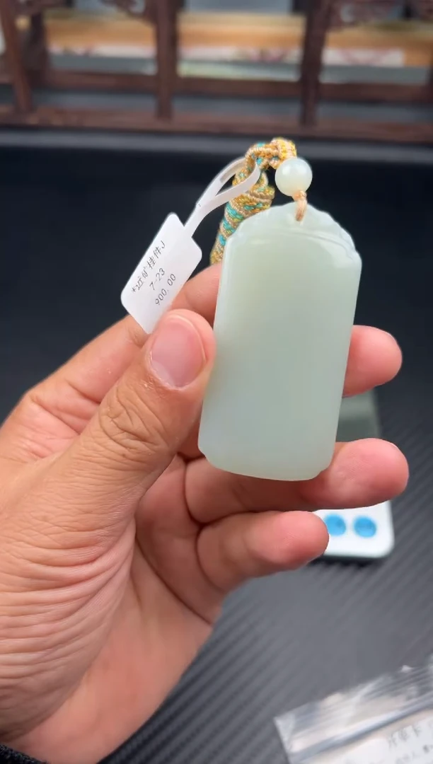 吊坠(赠链)未镶嵌和田玉且末微色差近矿吊坠