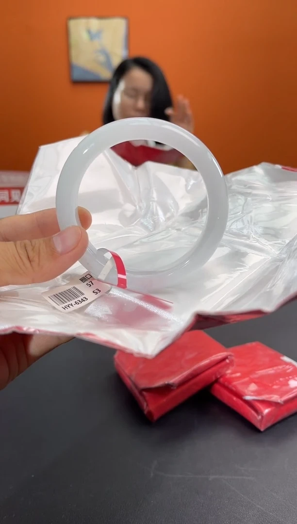 翡翠手镯未镶嵌翡翠手镯