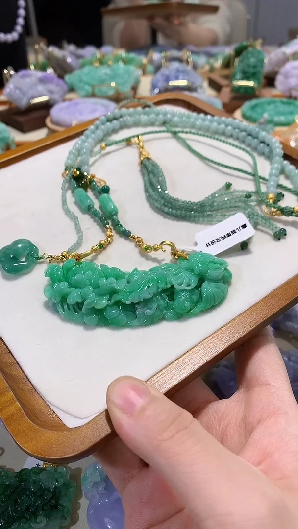 颈饰未镶嵌翡翠吊坠