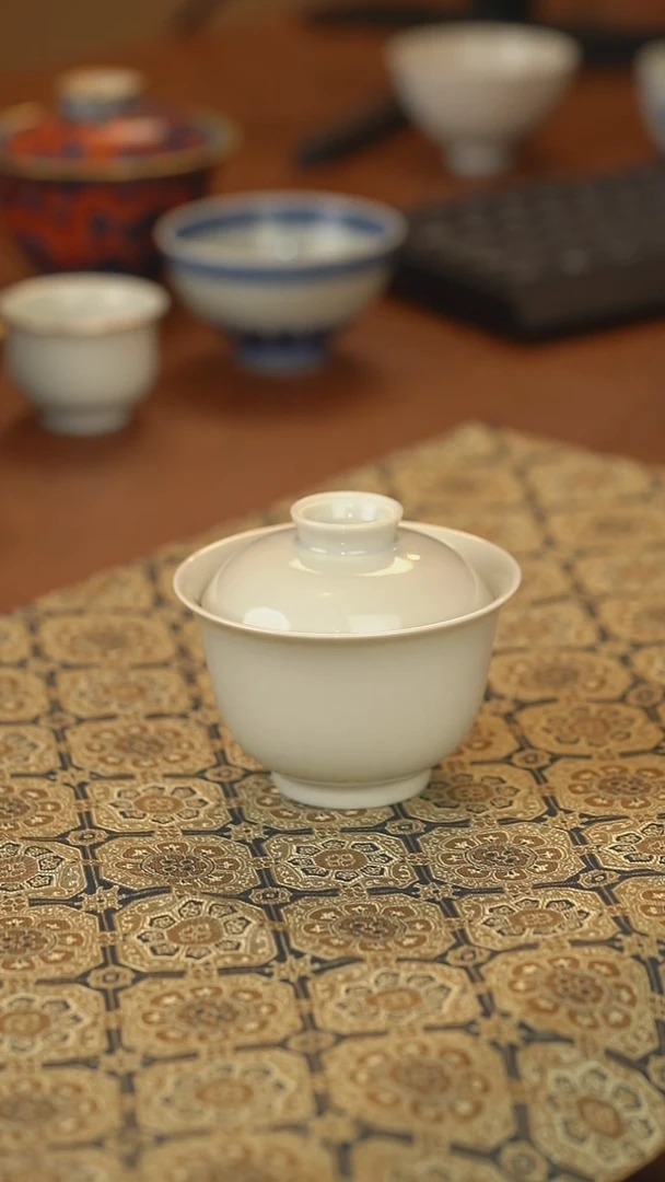 盖碗甜白釉元宝盖碗