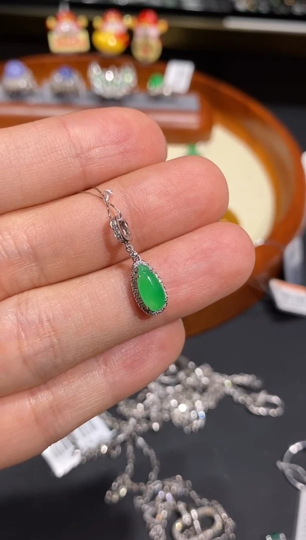 【闪购商品】翡翠颈饰18K金镶嵌吊坠