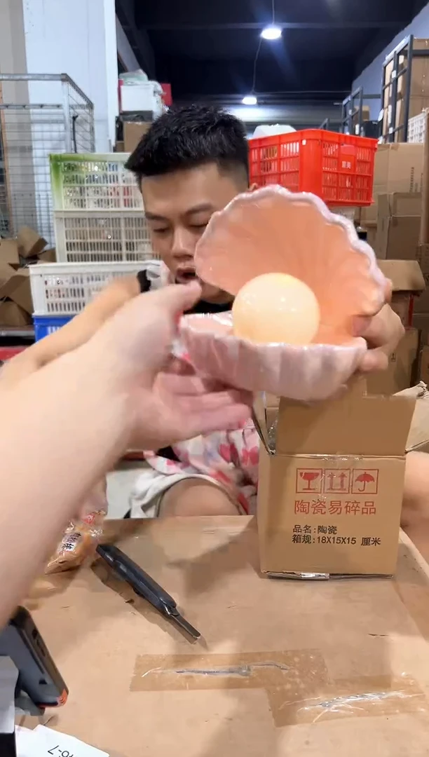 瓷片粉色贝壳带灯摆件