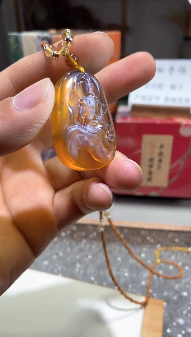 琥珀颈饰未镶嵌金棕珀普贤菩萨