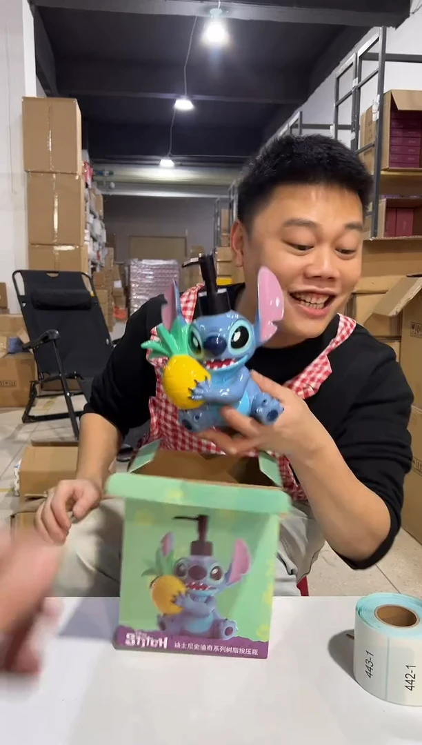 【闪购商品】杯原盒史迪仔抱菠萝按压瓶 不带礼盒