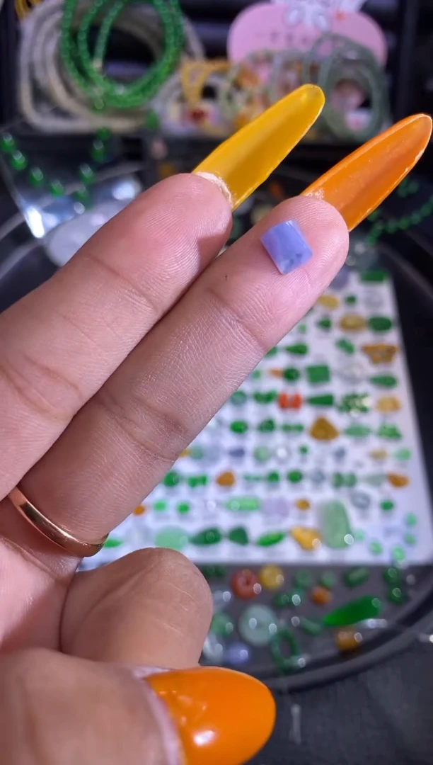 未镶嵌挂件翡翠切割