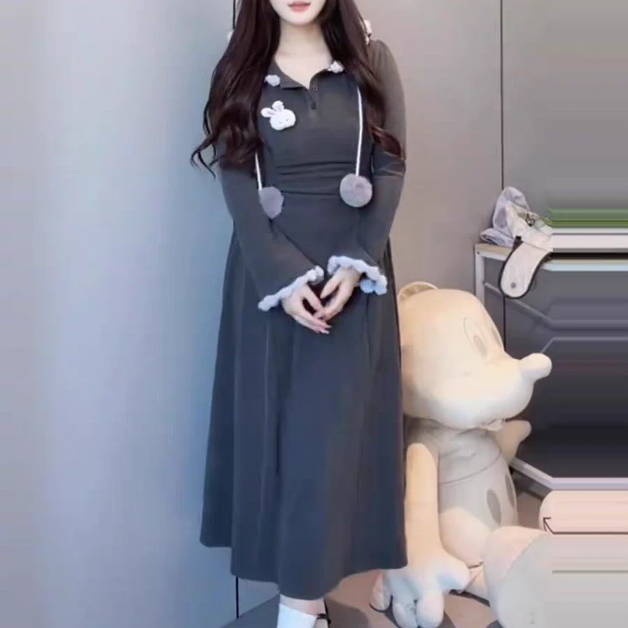大码女装连衣裙设计感连帽长袖长裙V领法式修身韩系可爱风毛球