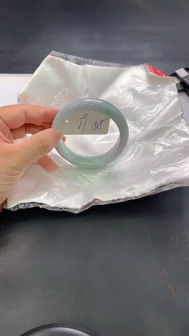 翡翠手镯未镶嵌95