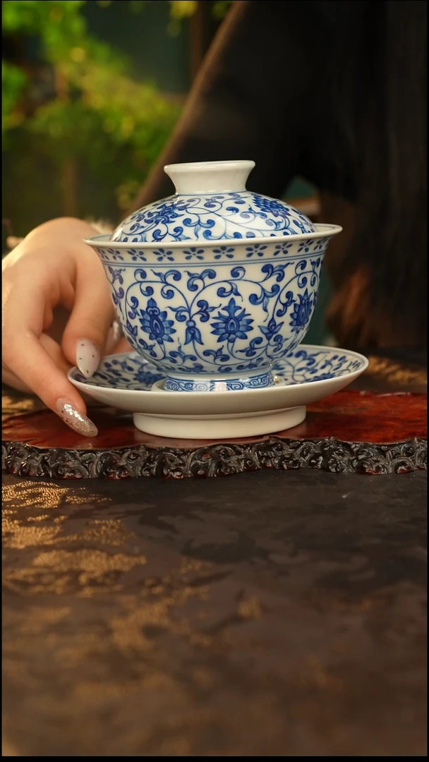青花手绘缠枝莲三才盖碗