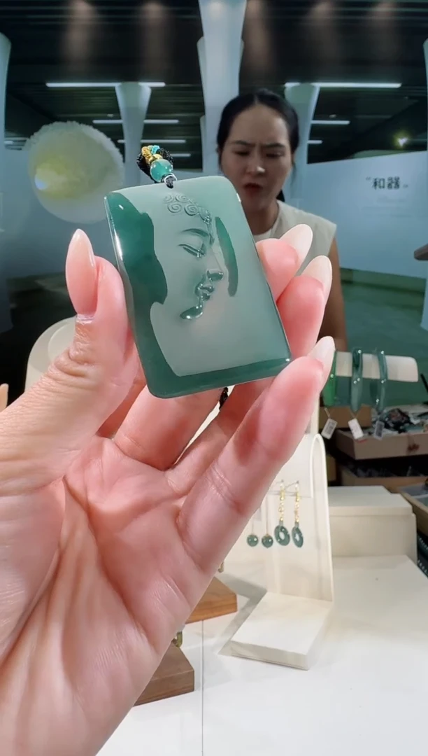 翡翠未镶嵌吊坠(不含链)佛观天下