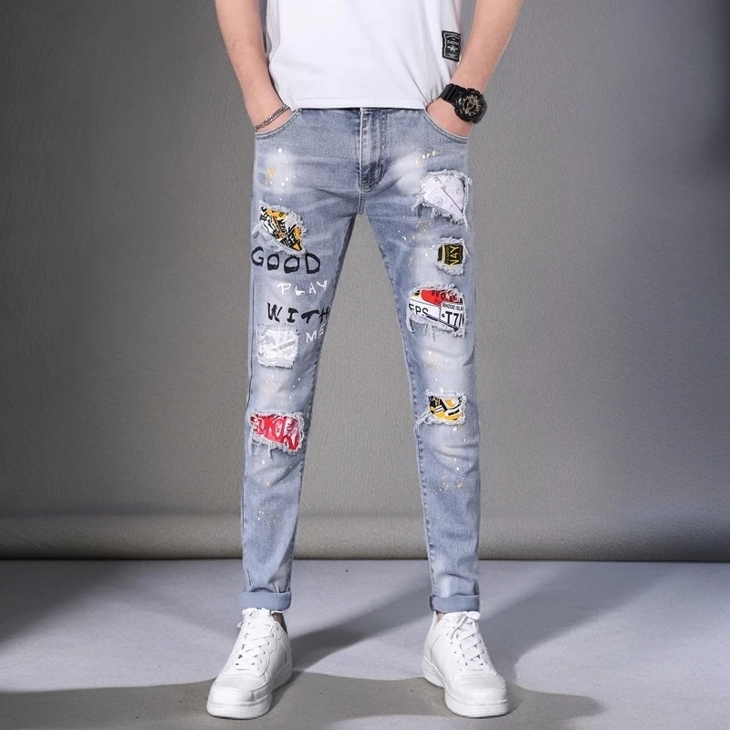 潮牌破洞补丁牛仔裤男士修身弹力小脚裤涂鸦印花男裤休闲乞丐裤子