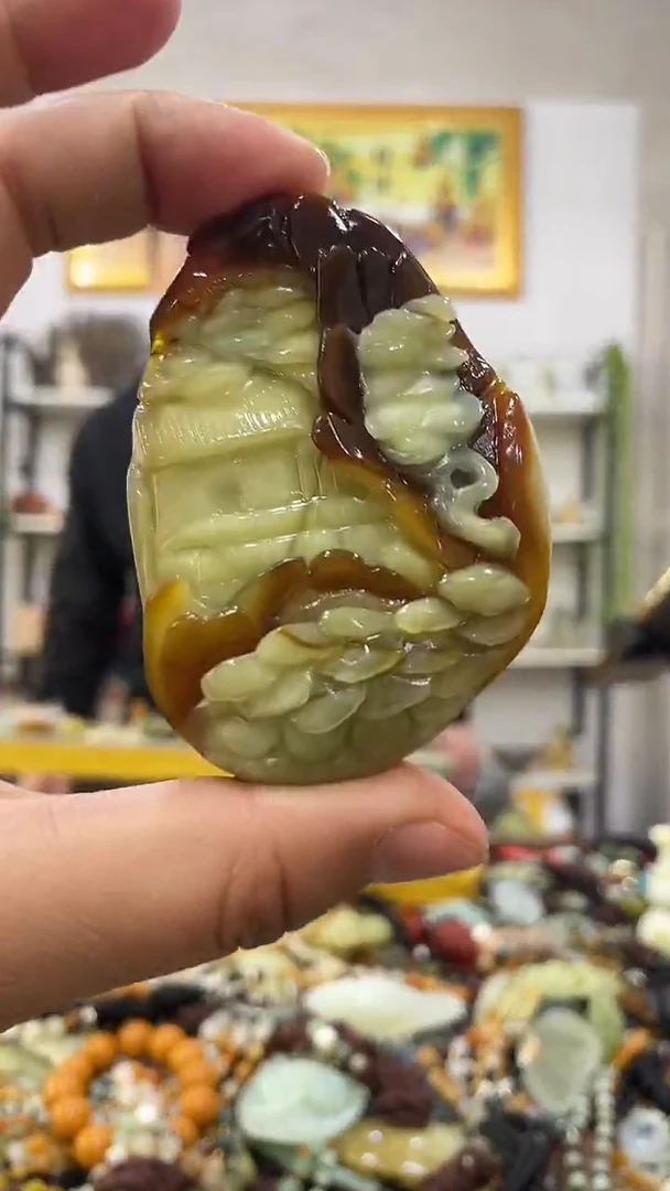 未镶嵌蛇纹石玉吊坠