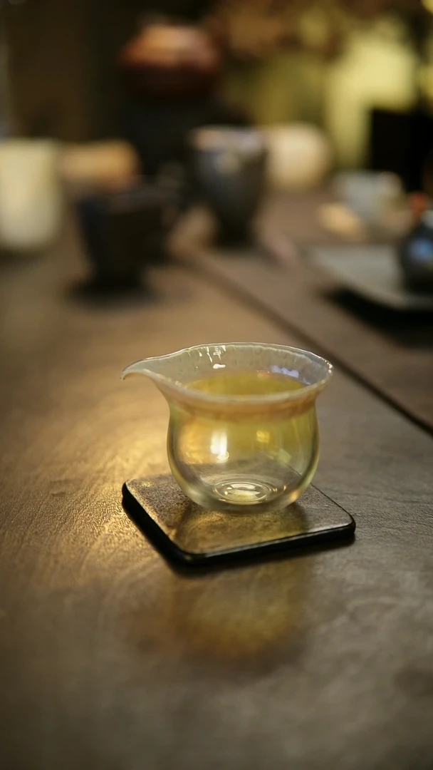 阿眠     玻心璃语清晖公道杯
