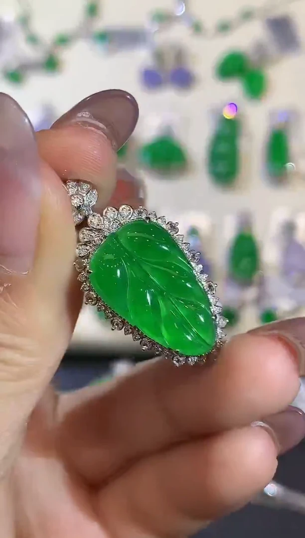 吊坠(不含链)18K金镶嵌翡翠多样性发其一