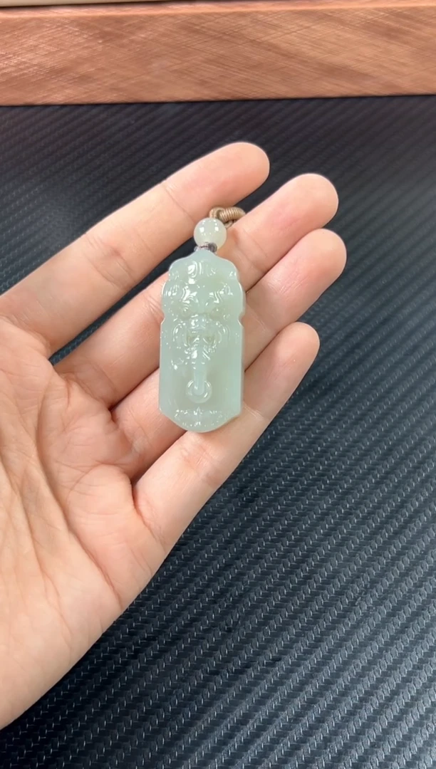 颈饰未镶嵌和田玉（糖玉）且末微色差近矿