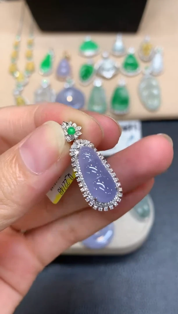 颈饰18K金镶嵌翡翠福豆【无服务费