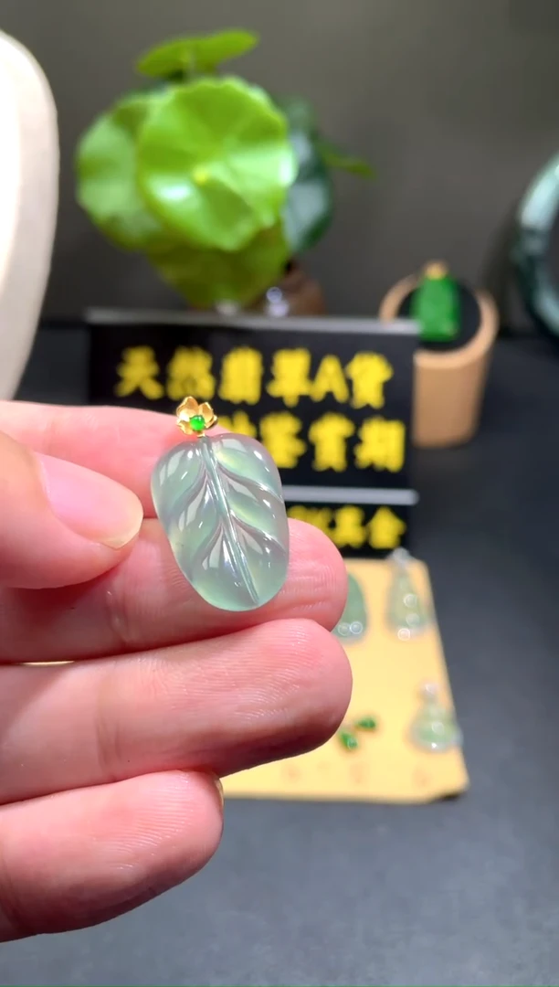 颈饰18K金镶嵌翡翠翡翠A货