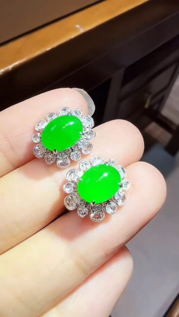 18K金镶嵌翡翠耳饰蛋面