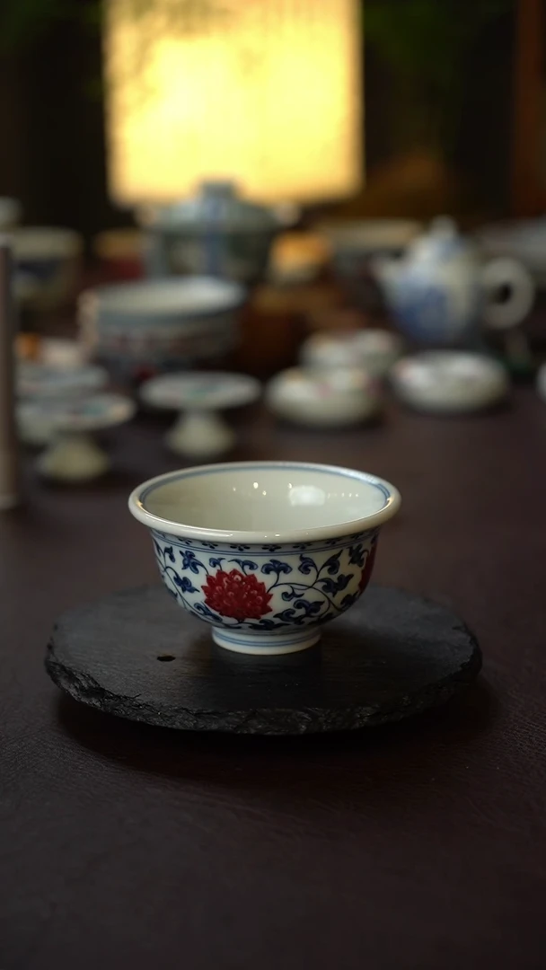 22号景德镇全手工手绘青花釉里红缠枝莲压手杯（大）