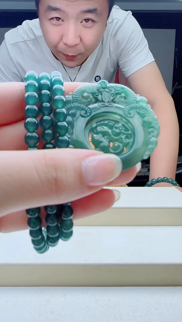 颈饰未镶嵌翡翠多样性发其中一