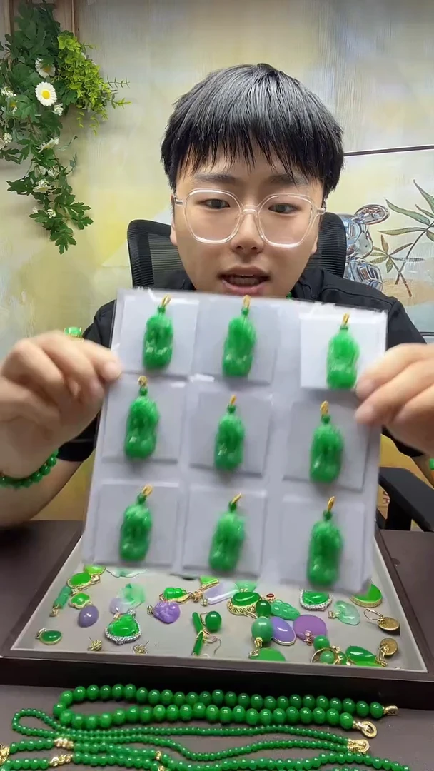 翡翠未镶嵌吊坠(赠链)020翡翠貔貅吊坠