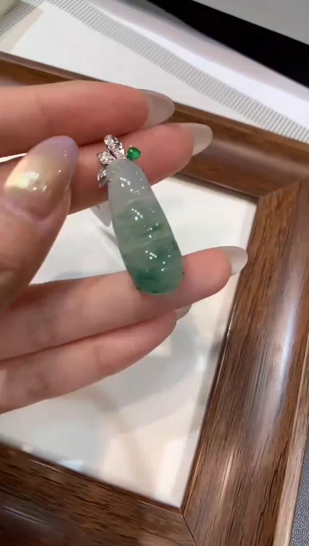 颈饰18K金镶嵌翡翠福豆