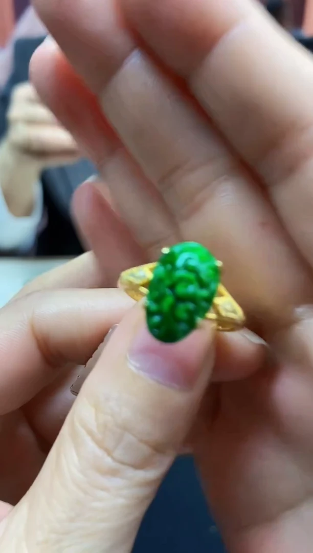 颈饰未镶嵌翡翠戒指