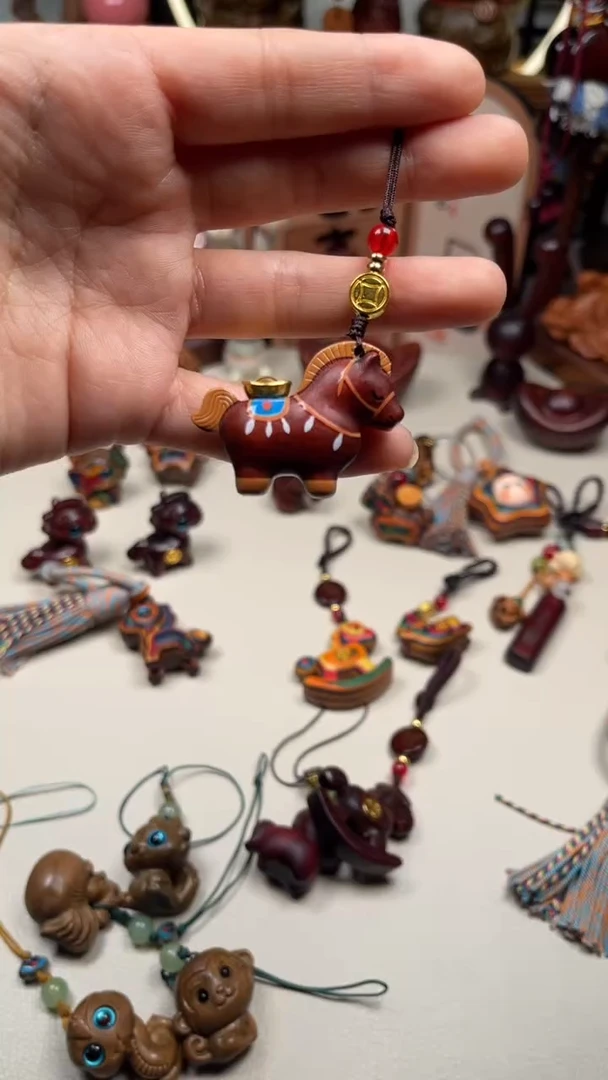 檀香木彩绘小马挂件