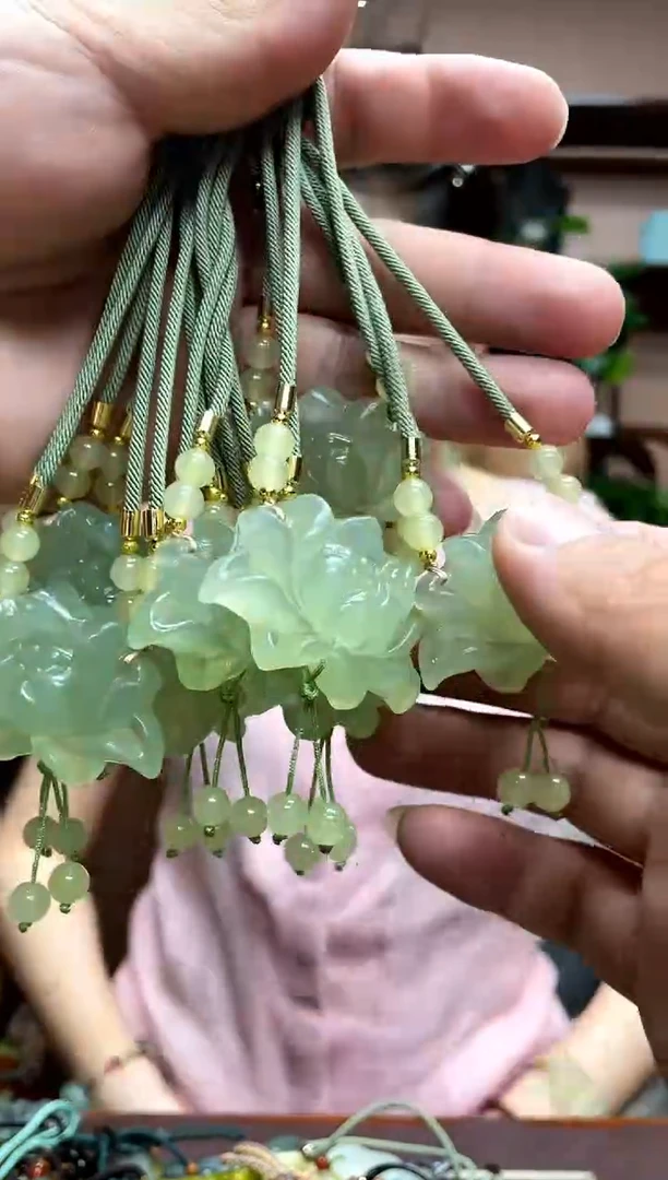 岫玉未镶嵌吊坠多样性发货发其中之一