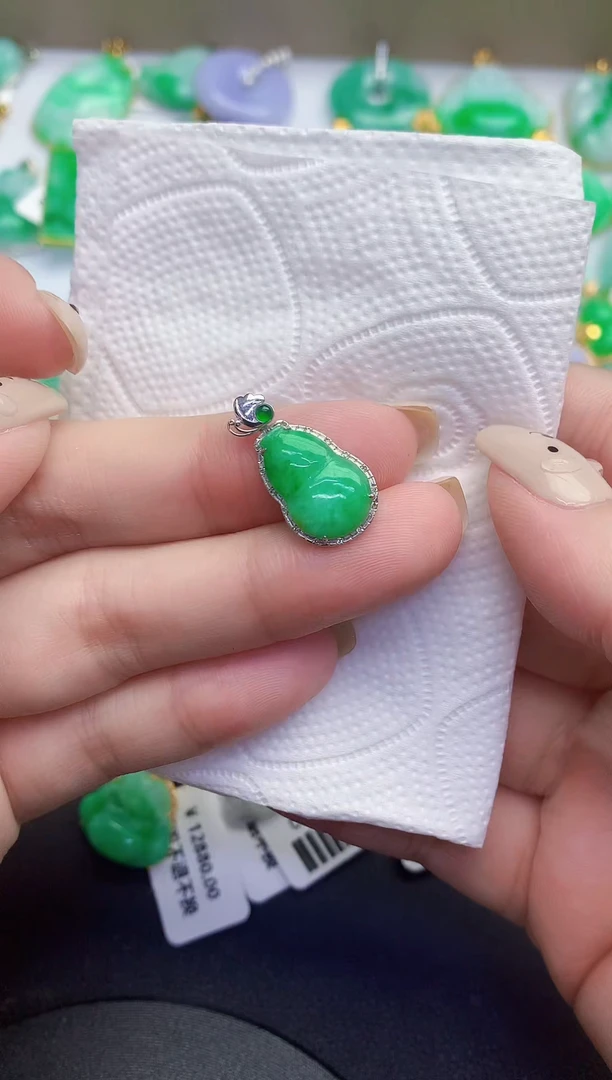 颈饰18K金镶嵌翡翠缅甸天然翡翠A货