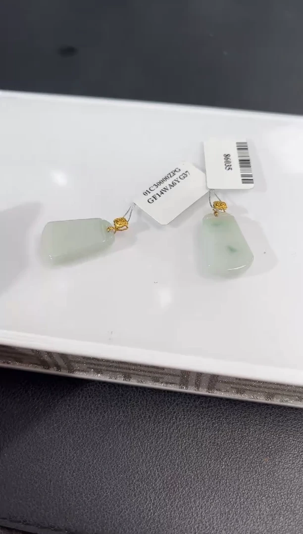 18K金镶嵌挂件翡翠边城刀客/86035/皮绳