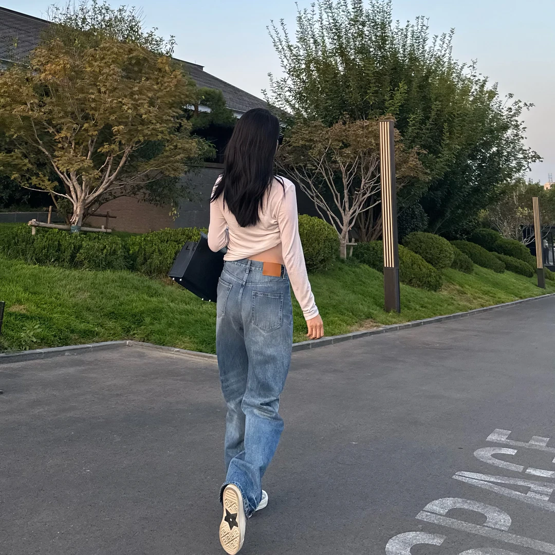 V型腰直筒秋冬蓝色扎花工艺牛仔裤