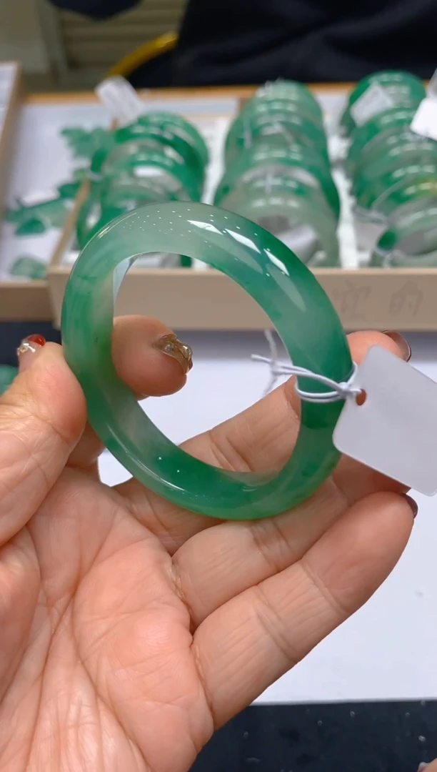 【闪购商品】石英质玉手镯未镶嵌冰美人A货非洲翠