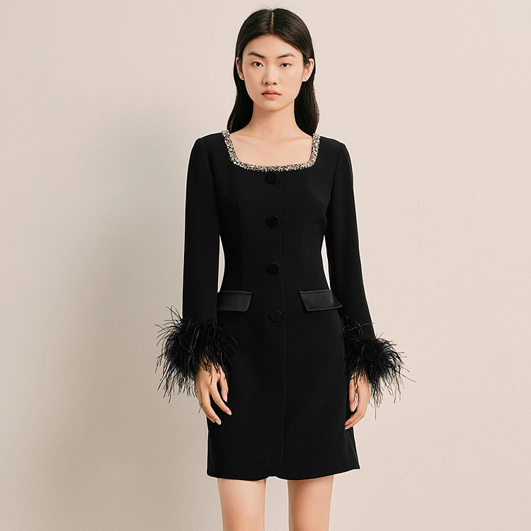 奥丽嘉朵2025春季新款黑色钉钻包扣可拆卸羽毛连衣裙1C65105290