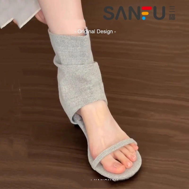 三福夏天百搭靴子女款露脚一字带灰色凉鞋2025矮跟气质法式小短靴