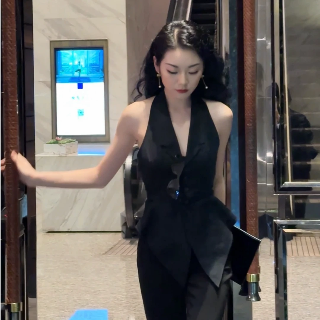 AMASS/阿玛施新款时尚简约气质通勤露背挂脖麻料收腰马甲女540017