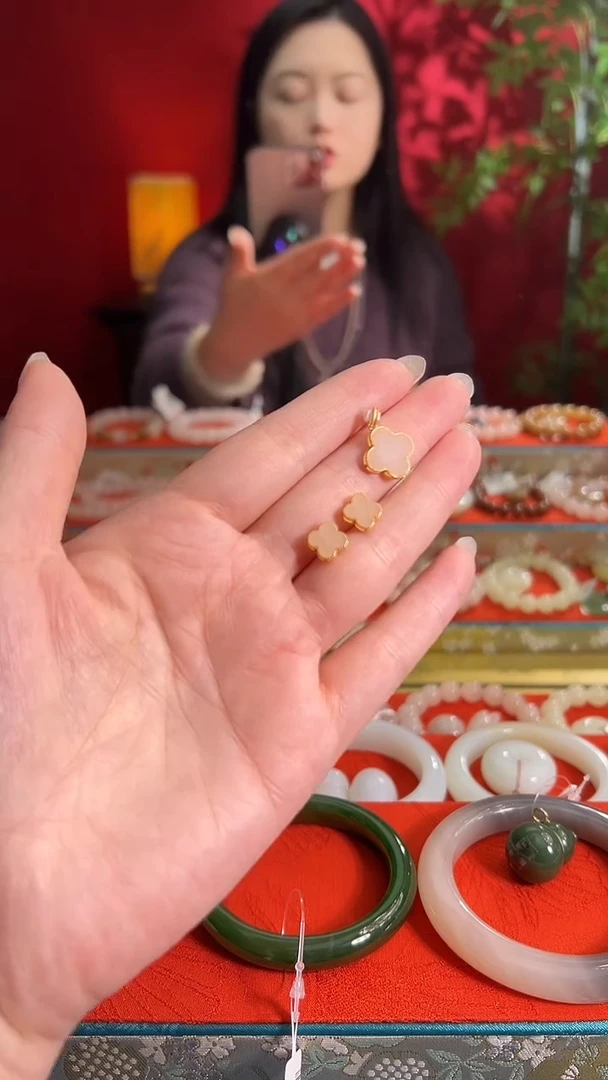 颈饰银S925镀金镶嵌和田玉藕粉四叶草吊坠搭耳钉套装