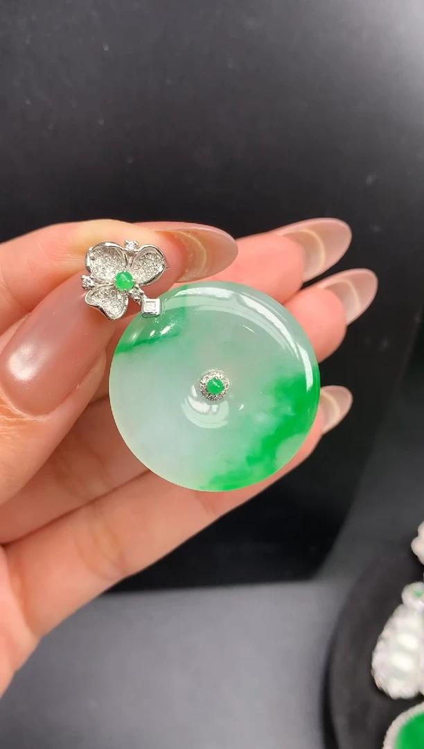 颈饰18K金镶嵌翡翠平安扣