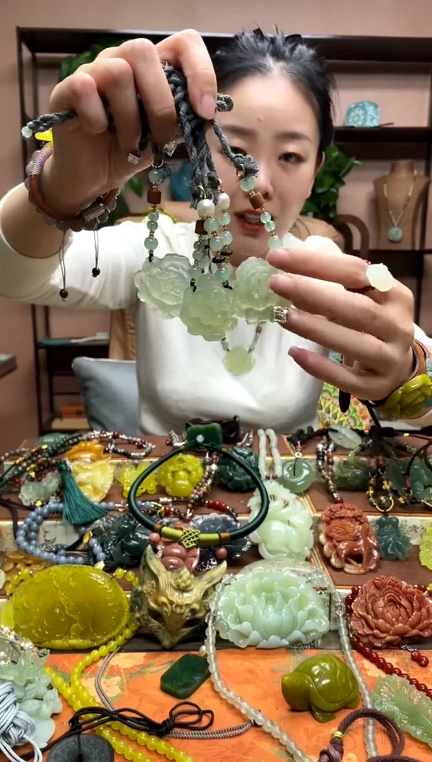 未镶嵌岫玉颈饰多样性发货发其中之一