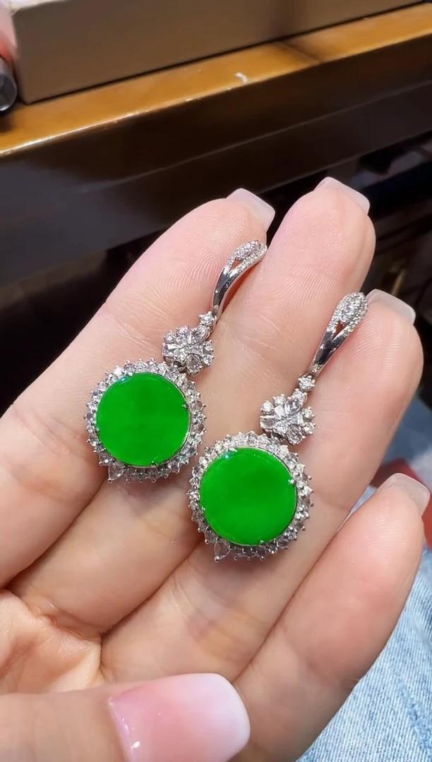 18K金镶嵌翡翠耳饰圆牌