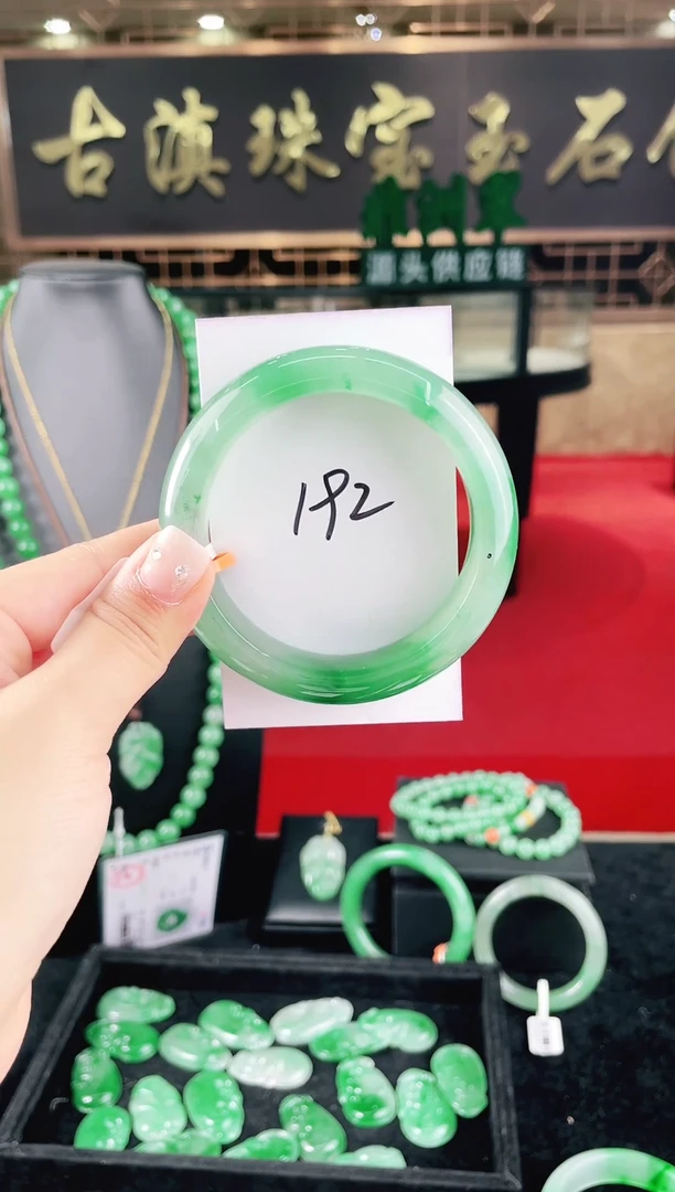 未镶嵌手镯石英质玉（非洲翠）微瑕一经发货运费不退介意勿拍