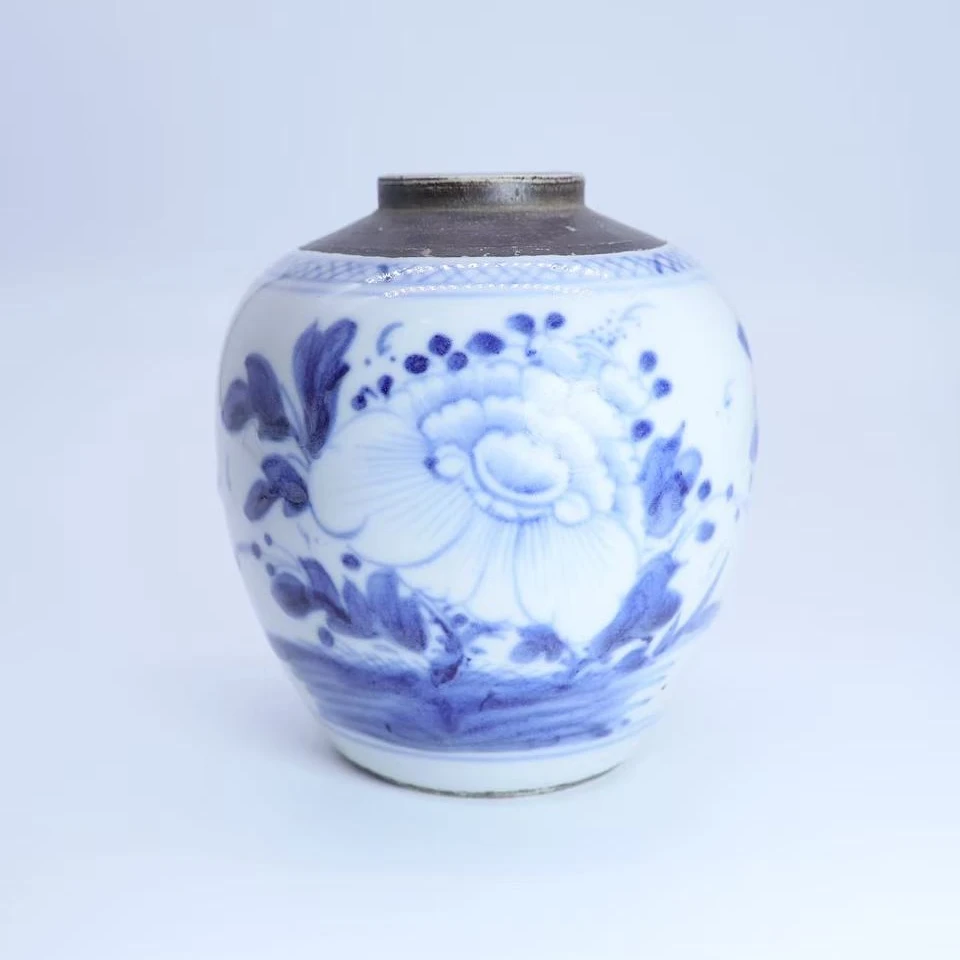22: 清中期青花牡丹纹罐